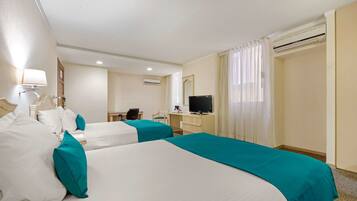 Edredón, caja de seguridad en la habitación y muebles diferentes