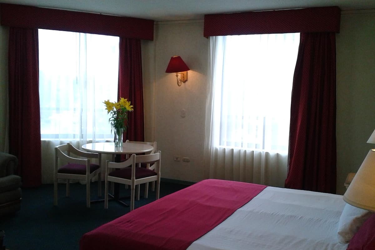 Down duvets, in-room safe, individually furnished, desk