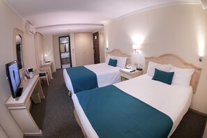 Cubrecamas, caja de seguridad en la habitación y muebles diferentes 