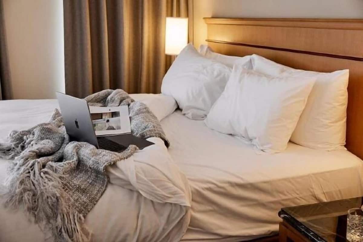 Minibar, in-room safe, laptop workspace, blackout curtains