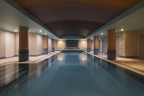 Una piscina cubierta
