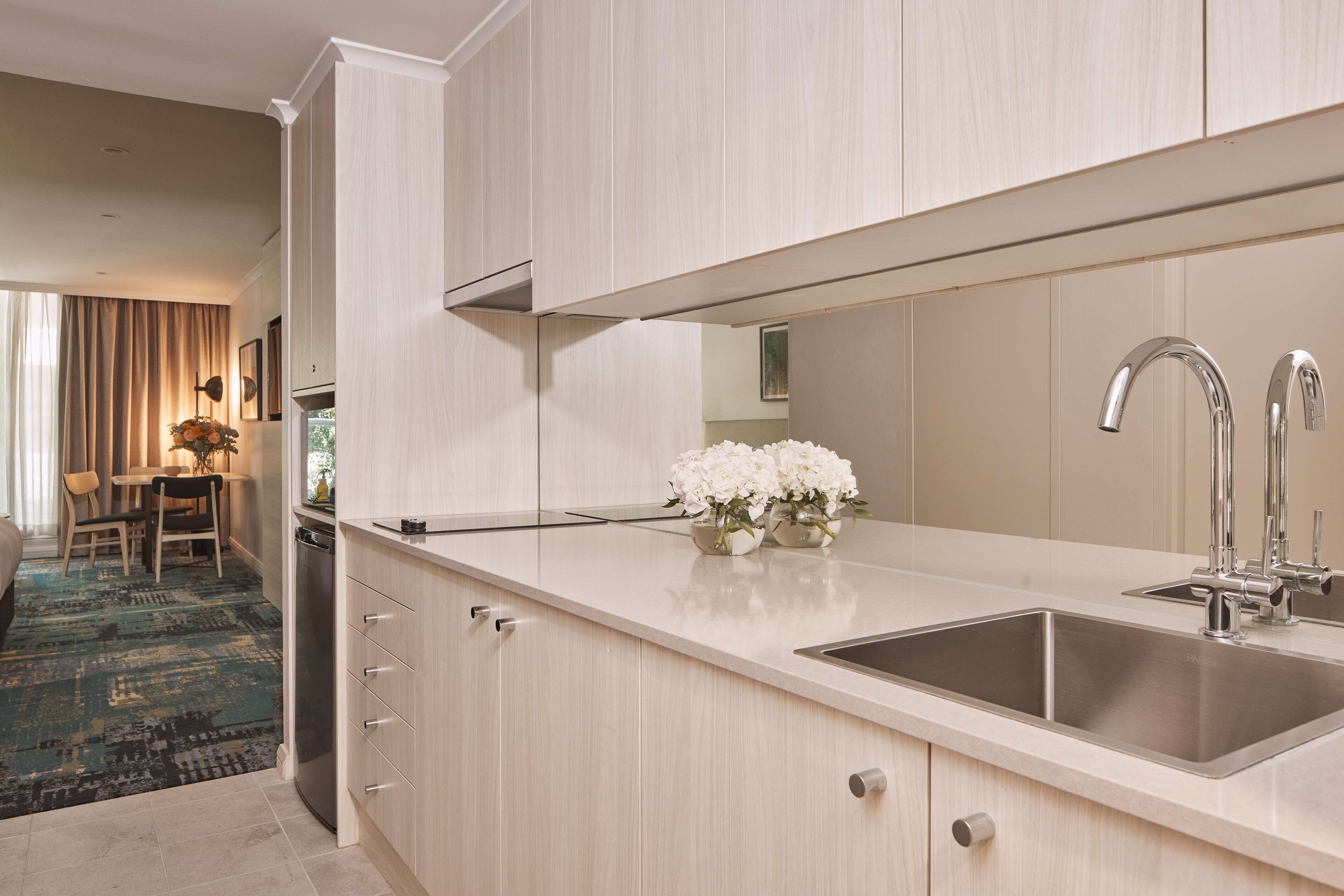 Réfrigérateur, micro-ondes, plaque de cuisson, cafetière/bouilloire