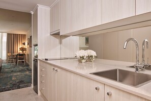 Fridge, microwave, stovetop, coffee/tea maker - Rydges Darling Square Apartment Hotel (Sydney)