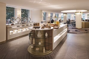 Se ofrece un desayuno bufé todos los días (por un coste adicional)