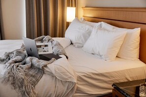 Studio, 1 King Bed | Minibar, in-room safe, laptop workspace, blackout drapes