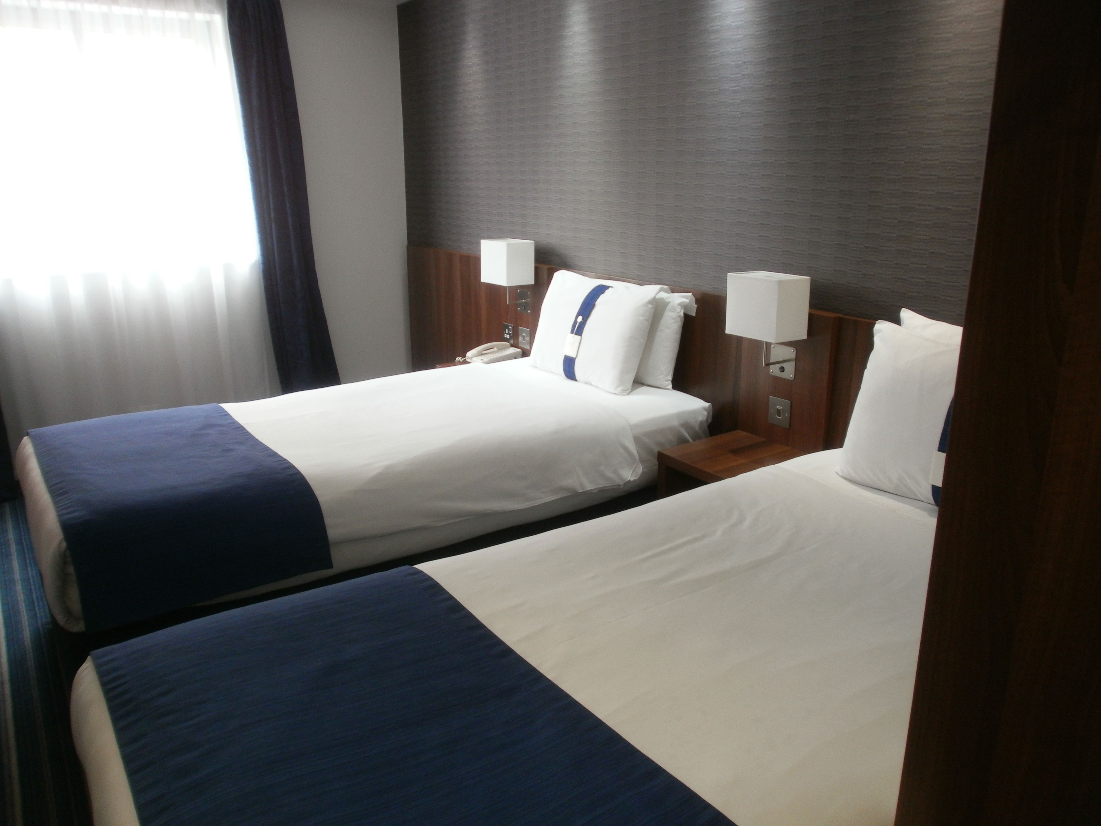 standard room, 2 single beds | in-room safe, desk, free cots/infant beds, free wifi
