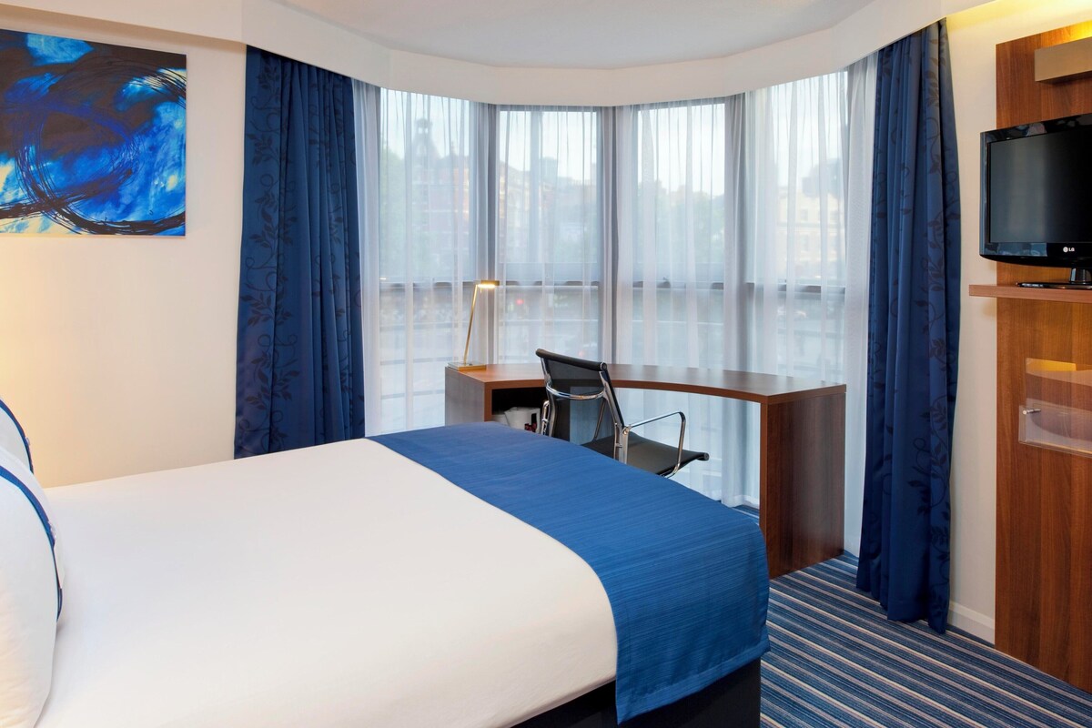 Standard Room, 1 Double Bed | In-room safe, desk, cribs (free), WiFi (free)