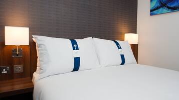 Habitación estándar, 1 cama matrimonial | Caja de seguridad en la habitación, escritorio y cunas gratuitas