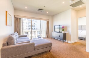 Appartement Deluxe, 1 chambre, non-fumeurs | Coin séjour | Télévision LED de 32 pouces avec chaßnes numériques, télévision