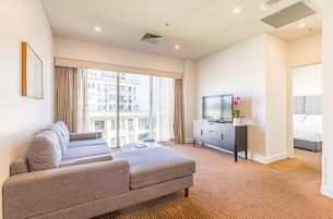 Deluxe-íbúð - 1 svefnherbergi - reyklaust | Stofa | 32-tommu LED-sjónvarp með stafrænum rásum, sjónvarp.