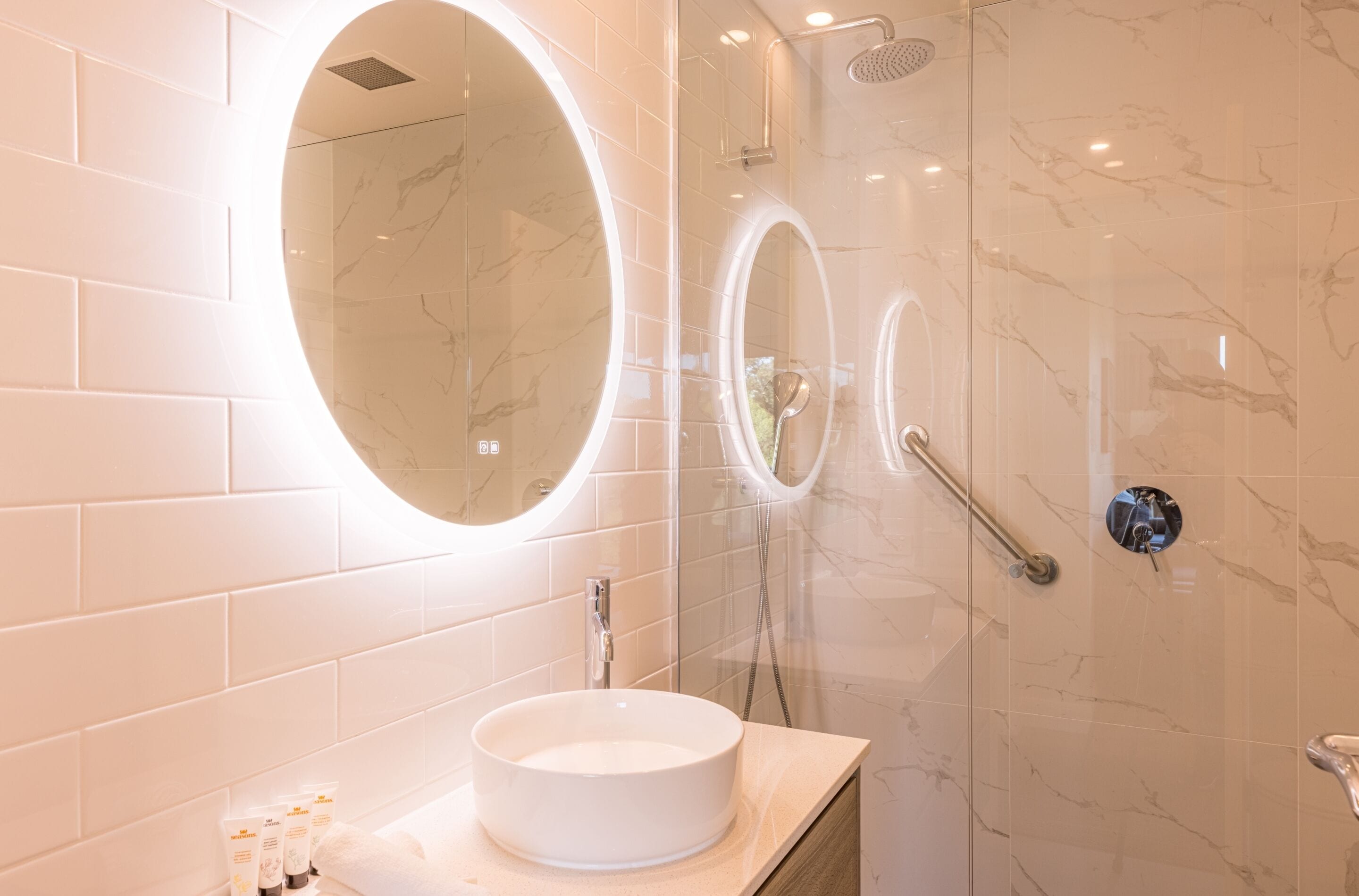 Bañera con ducha, artículos de tocador gratuitos, secador de pelo
