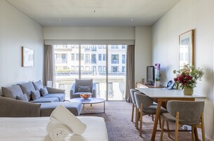 Deluxe-stúdíóíbúð | Míníbar, öryggishólf í herbergi, skrifborð, vinnuaðstaða fyrir fartölvur