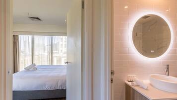 Executive One Bedroom Apartment | Bathroom | Combined shower/bathtub, free toiletries, hair dryer, towels