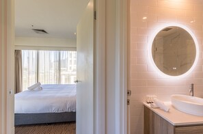 Apartemen Eksekutif, 1 kamar tidur, pemandangan kebun | Kamar mandi | Kombinasi shower/bathtub dan perlengkapan mandi gratis