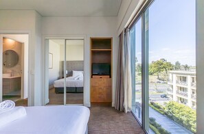 One Bedroom Apartment | Minibar, in-room safe, desk, laptop workspace