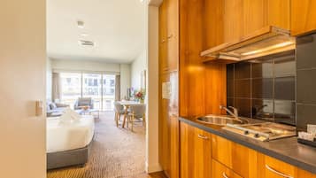 Refrigerador con freezer, microondas, placa de cocina