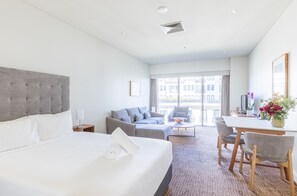 Studio Deluks | Minibar, brankas, meja kerja, dan ruang kerja ramah laptop