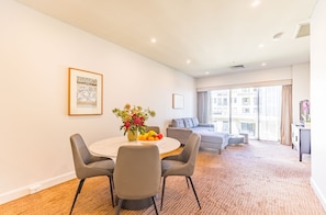 Apartamento luxo, 1 quarto, para não fumantes | Área de estar | TV LED 32 polegadas com canais digitais, TV