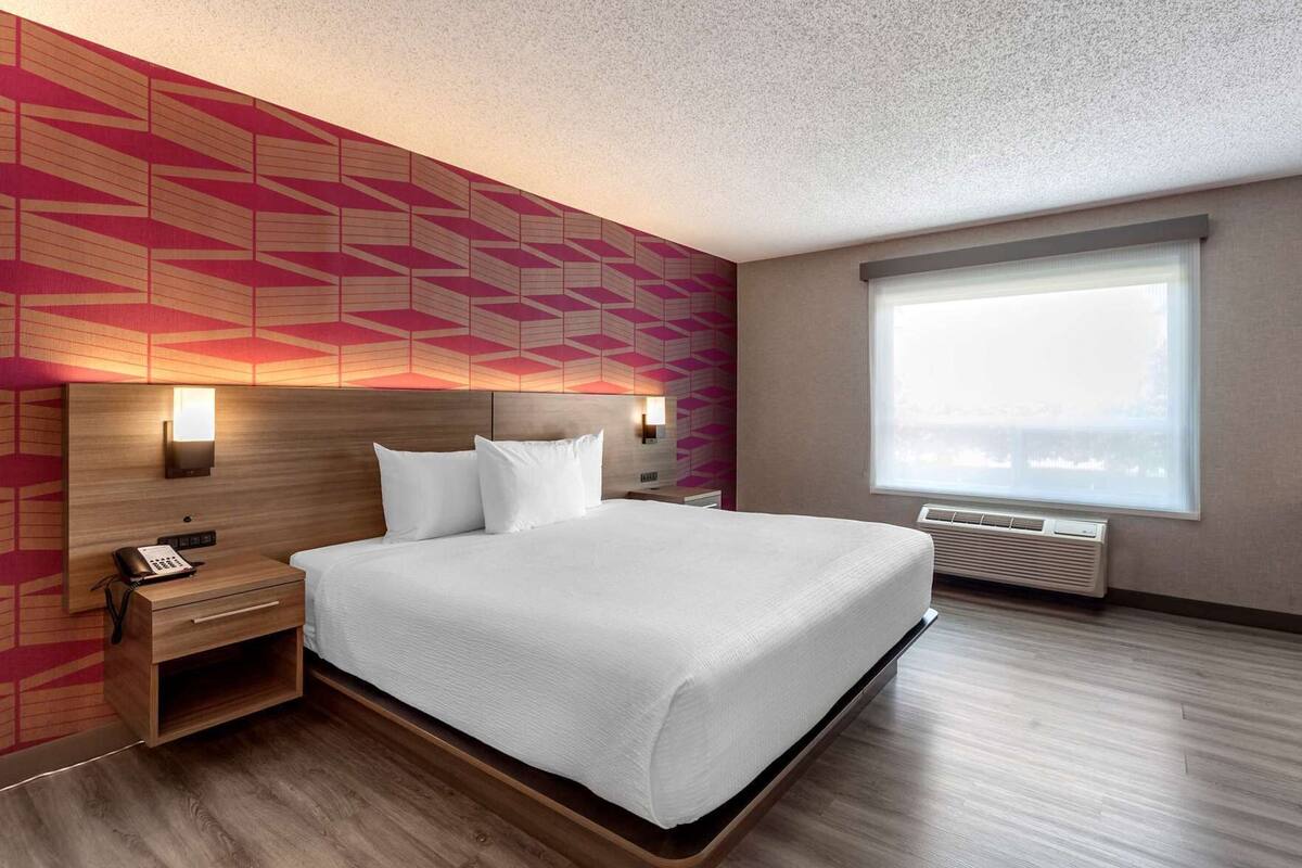 Luxe beddengoed, een bureau, een laptopwerkplek
