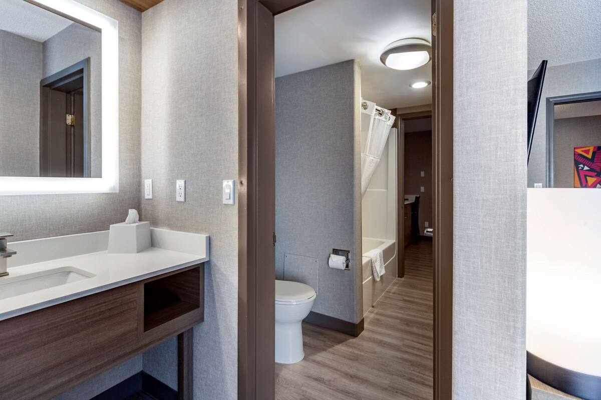 combined shower/bathtub, eco-friendly toiletries, hair dryer, towels