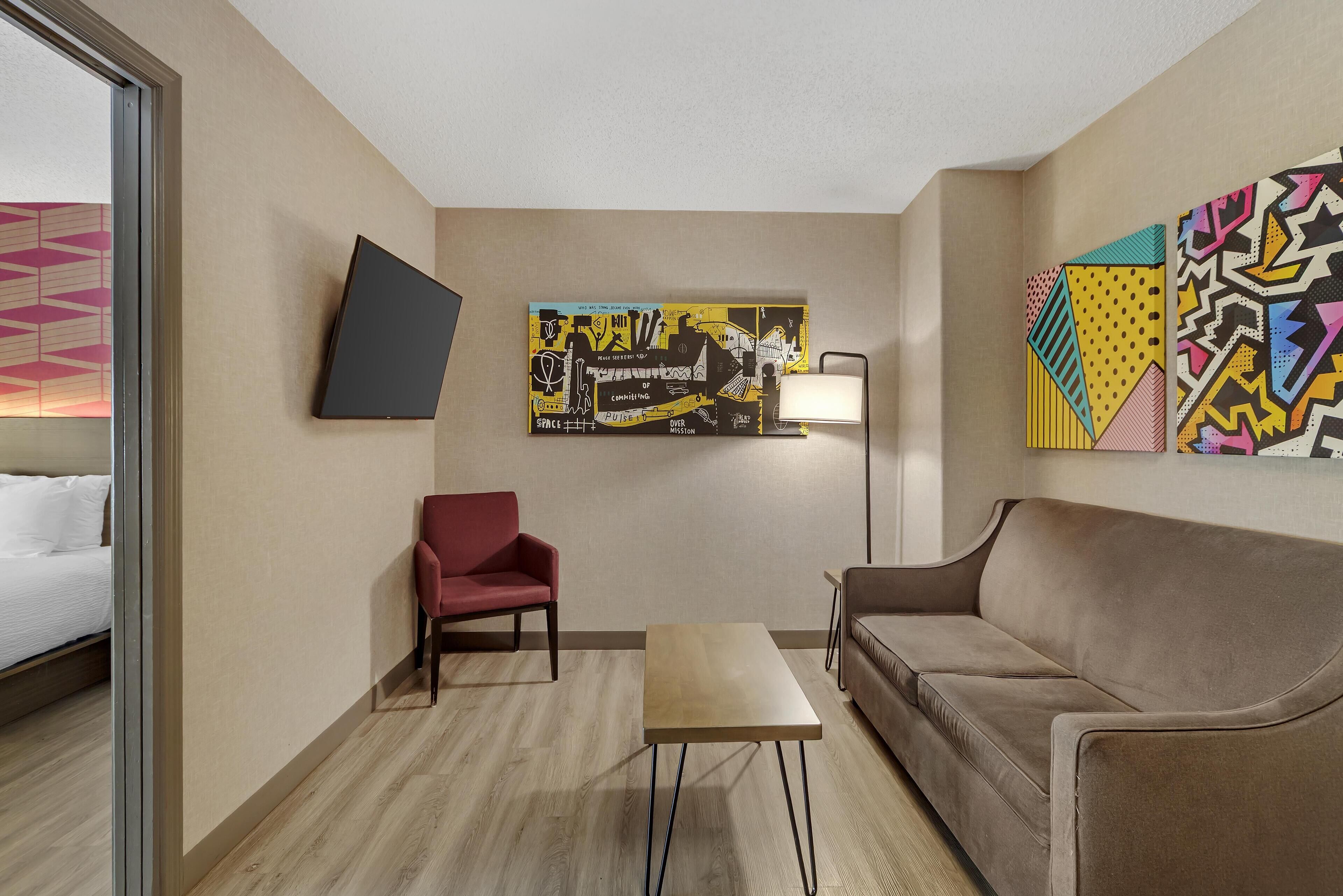 Suite, 1 kingsize-seng, ikke-røyk, tekjøkken (Living Room;with Sofabed) | Sengetøy av topp kvalitet, skrivebord og skrivebord for bærbar PC