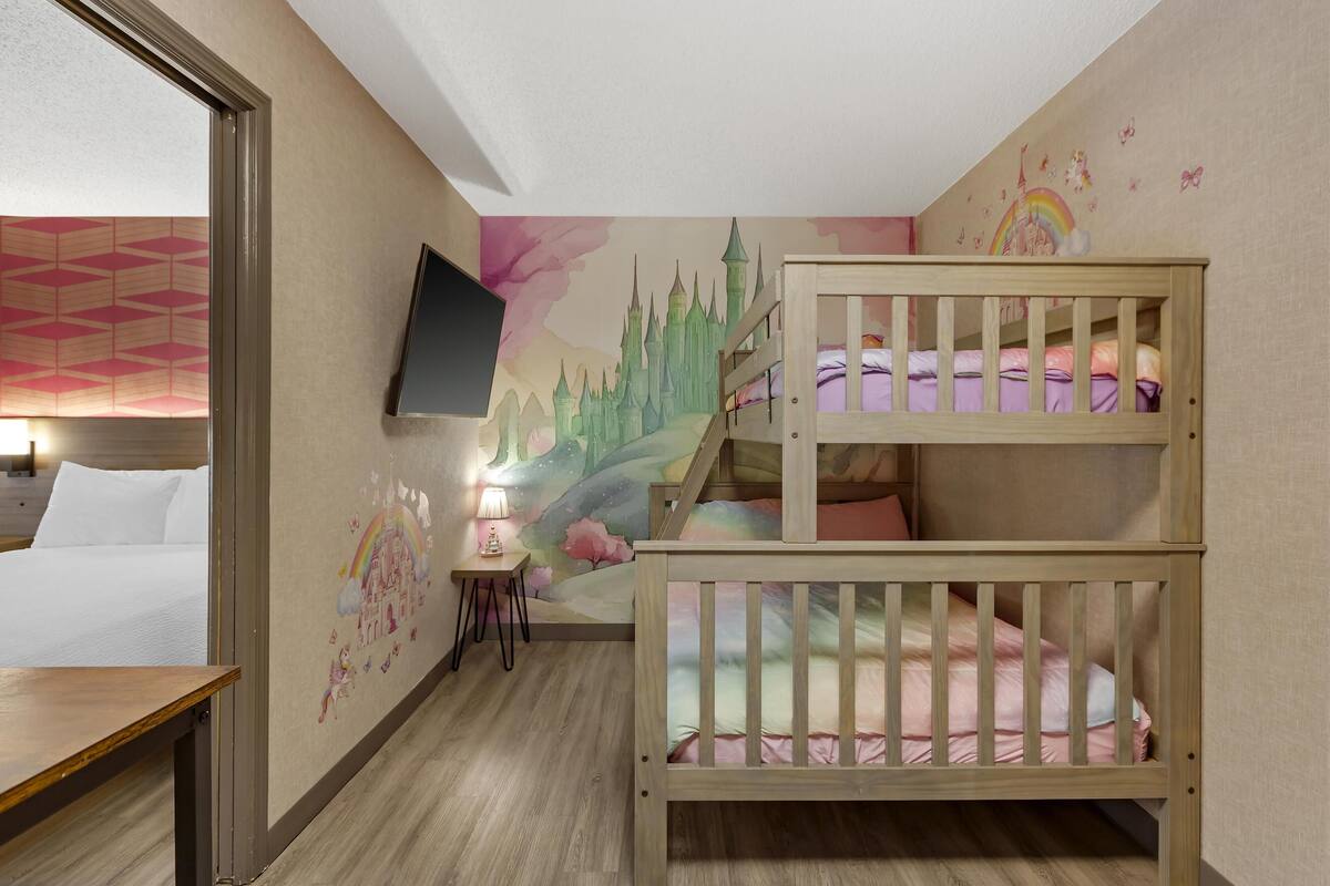 Suite, meerdere bedden, niet-roken, kitchenette | Luxe beddengoed, een bureau, een laptopwerkplek