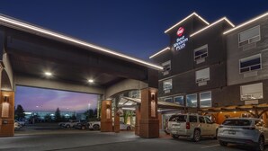 Un hôtel Best Western Plus doté d’un parking couvert et où plusieurs véhicules sont stationnés à l’avant.