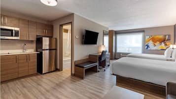 Junior Suite, 2 Katil Ratu (Queen), Non Smoking, Kitchenette (with Sofabed) | Dapur kecil peribadi | Peti sejuk, ketuhar gelombang mikro, pembancuh kopi/teh