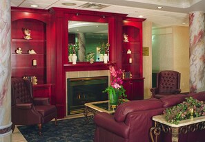 Lobby sitting area - Coast Abbotsford Hotel & Suites (Abbotsford)
