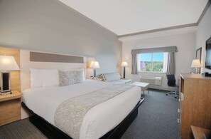 Studio, 1 King Bed (Coast King) | Desk, iron/ironing board, free WiFi, bed sheets - Coast Abbotsford Hotel & Suites (Abbotsford)