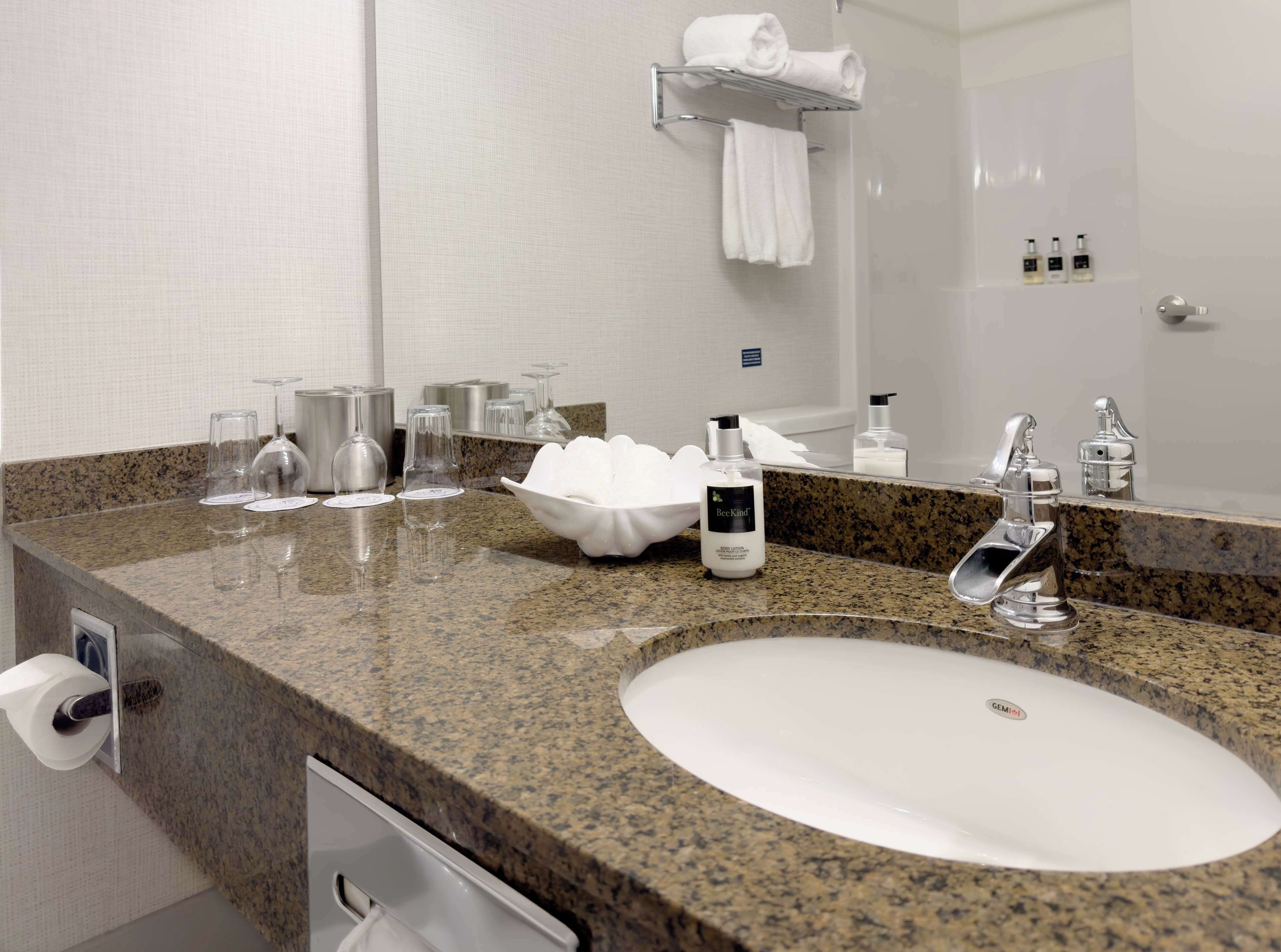 combined shower/bathtub, eco-friendly toiletries, hair dryer, towels