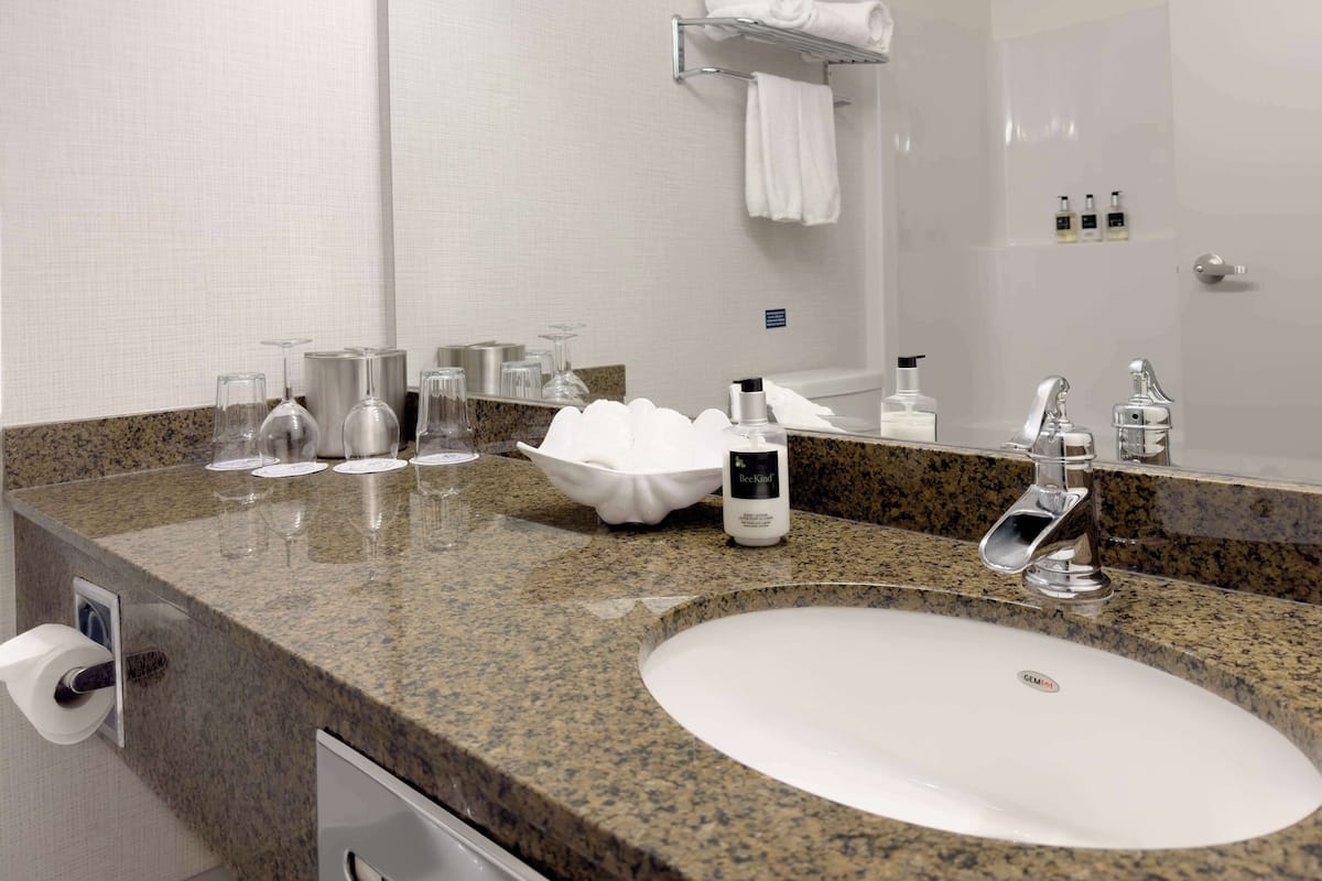 combined shower/bathtub, eco-friendly toiletries, hair dryer, towels