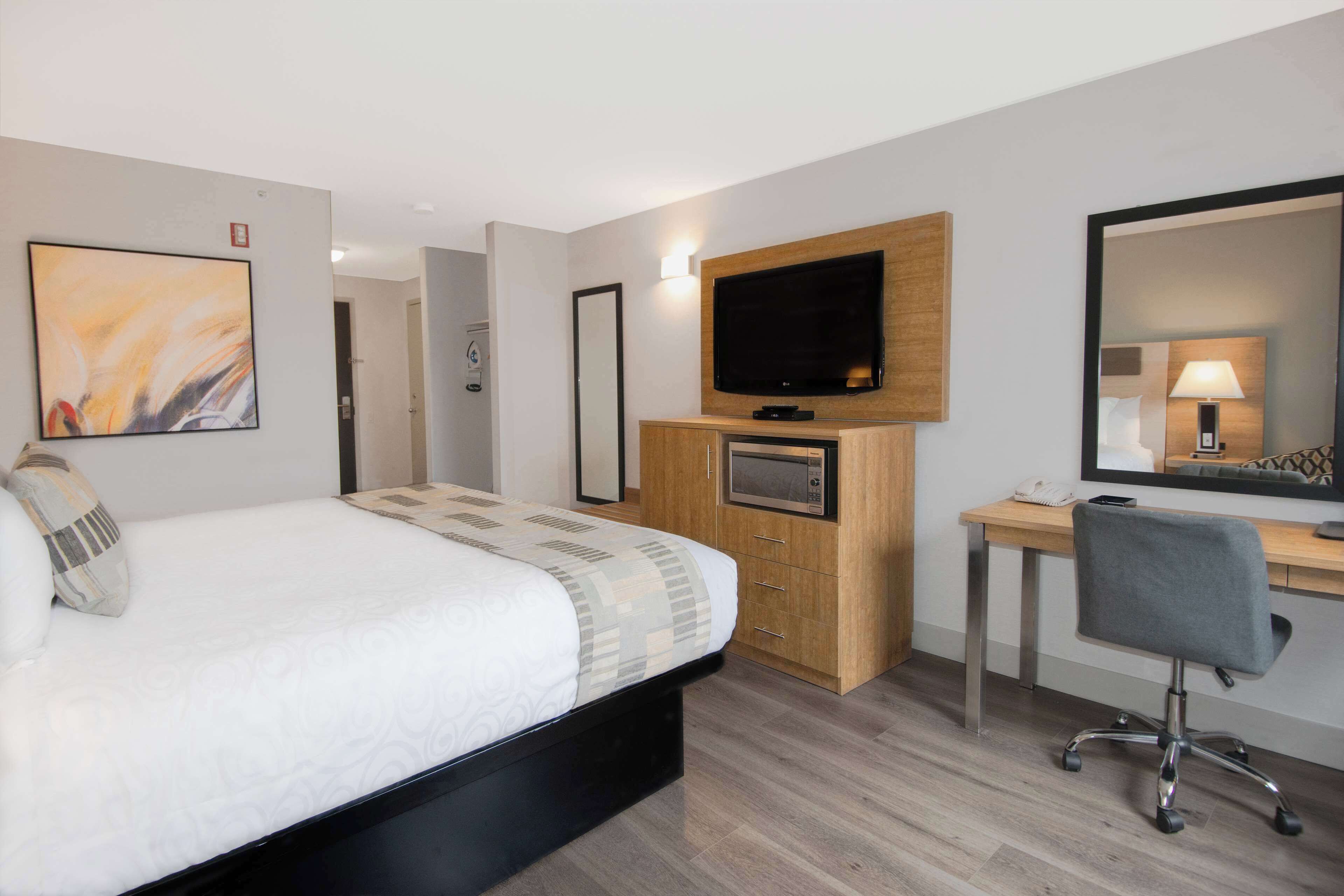 room, 1 king bed (coast king) | desk, iron/ironing board, free wifi, bed sheets