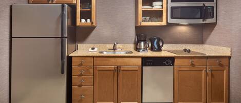 Refrigerador, microondas, placa de cocina, cafetera/tetera