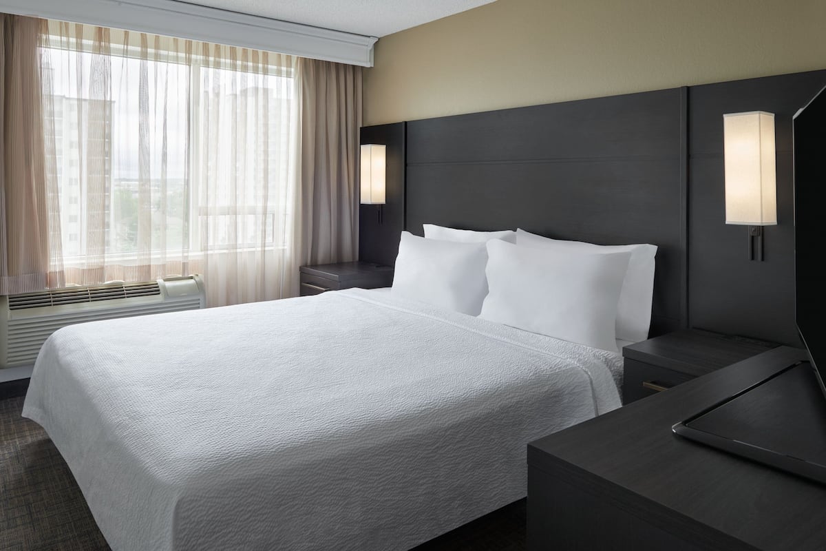 suite, 2 bedrooms, non smoking | premium bedding, down duvets, tempur-pedic beds, in-room safe