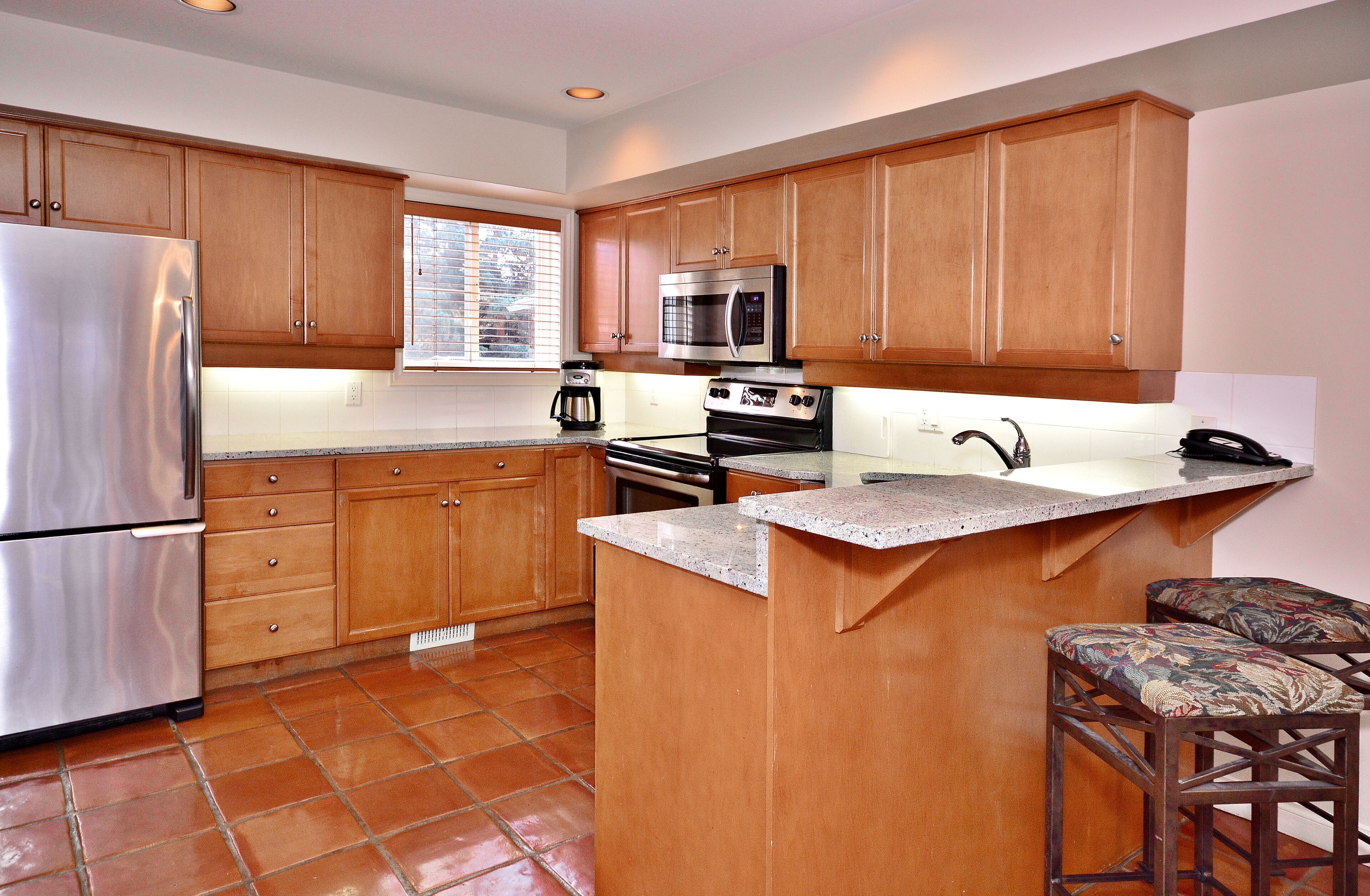 Private kitchen | Fridge, microwave, coffee/tea maker