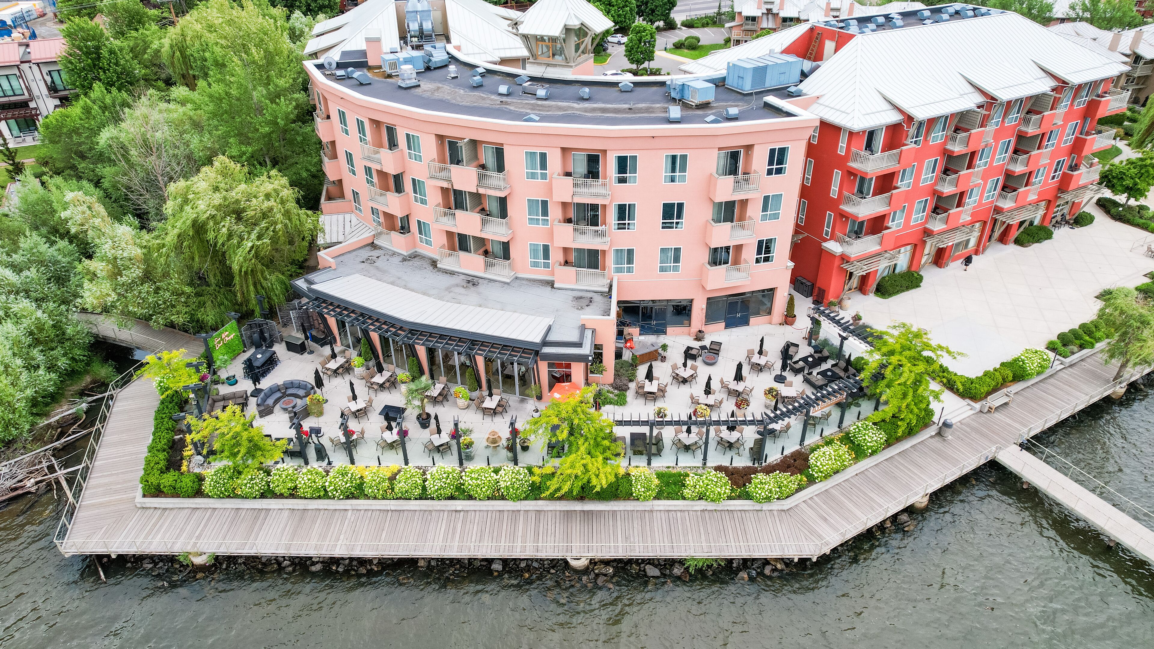 2 restaurants, breakfast, lunch, dinner served; American cuisine 