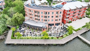 2 restaurants, breakfast, lunch, dinner served; American cuisine