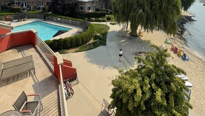 Un resort con piscina, playa y vista al mar.