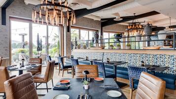 2 restauranter, frokost, lunsj og middag serveres, amerikanske retter