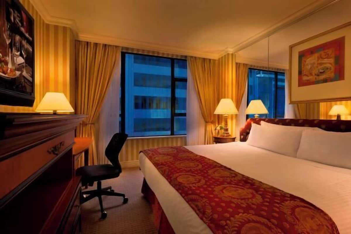 1 bedroom, Egyptian cotton sheets, premium bedding, down comforters