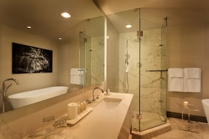 Senior Penthouse, Multiple Beds | Bathroom | Designer toiletries, hair dryer, bathrobes, slippers - Executive Hotel Le Soleil (Vancouver)