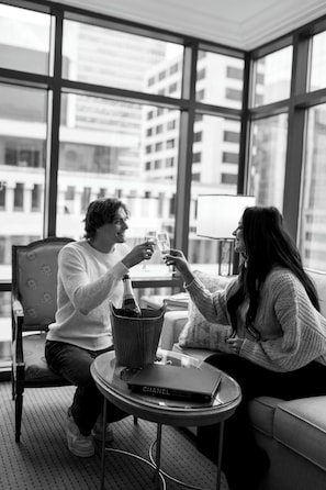 1 bedroom, Egyptian cotton sheets, premium bedding, down comforters - Executive Hotel Le Soleil (Vancouver)