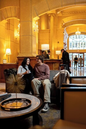 Lobby sitting area - Executive Hotel Le Soleil (Vancouver)