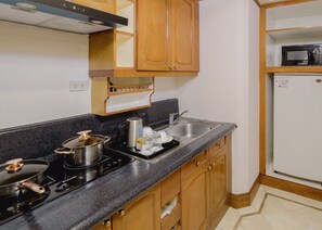 Suite, 2 Bedrooms (1 Queen Bed and 1 Single Bed) | Private kitchenette | Electric kettle
