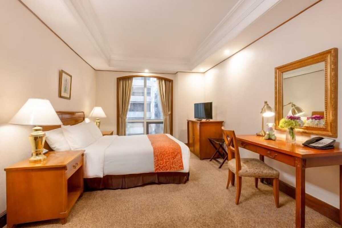 Minibar, safe på rommet, skrivebord og blendingsgardiner