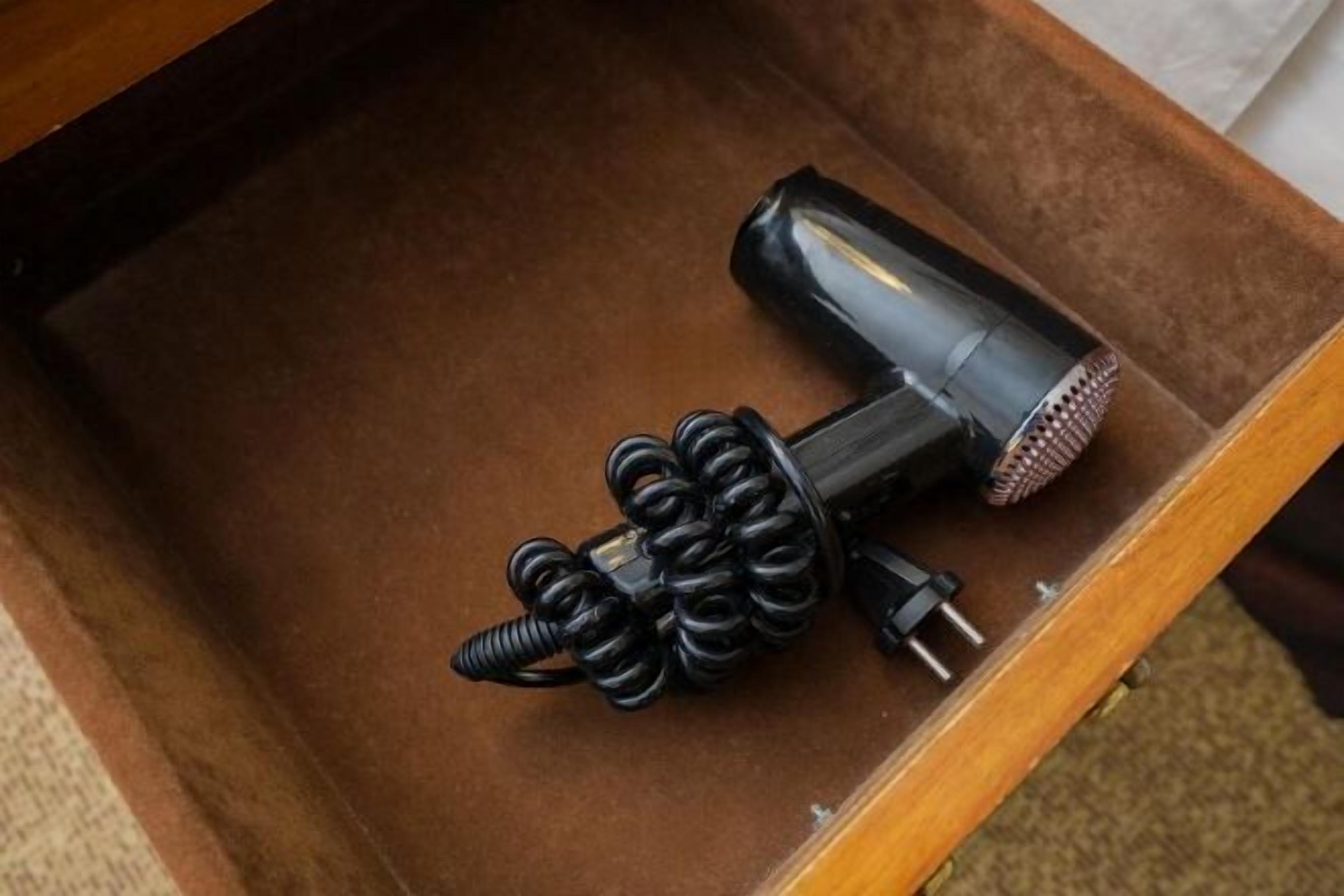 Badezimmerausstattung | Duschwanne, umweltfreundliche Kosmetikartikel, Haartrockner, Hausschuhe