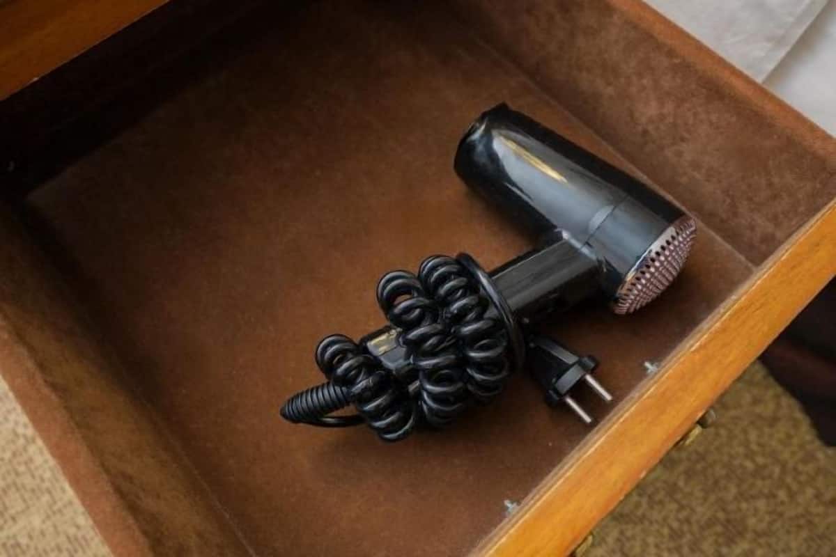 Badezimmerausstattung | Duschwanne, umweltfreundliche Kosmetikartikel, Haartrockner, Hausschuhe