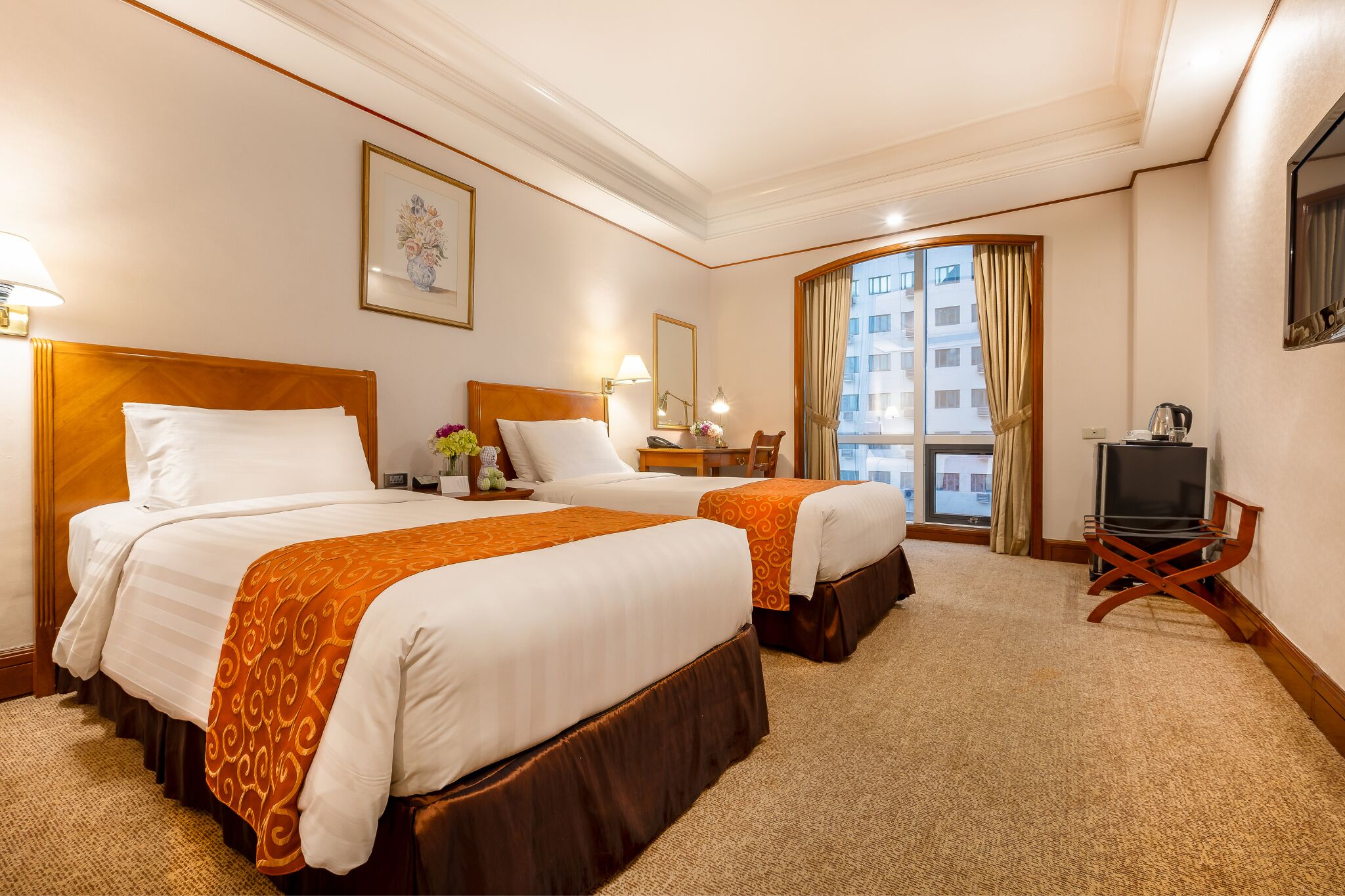 ห้องสแตนดาร์ด | มินิบาร์, ตู้นิรภัยในห้องพัก, โต๊ะทำงาน, ผ้าม่านกันแสง