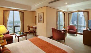 Junior Suite (1 Queen Bed or 2 Single Beds) | Minibar, in-room safe, desk, blackout drapes